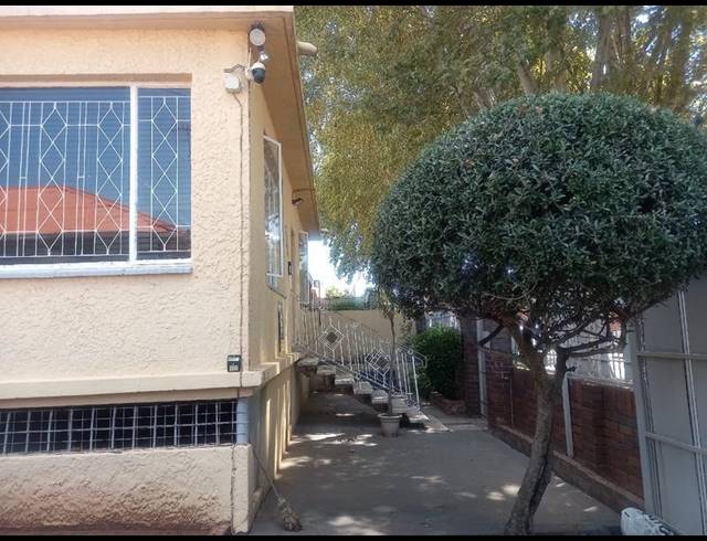 3 BEDROOM HOUSE FOR SALE IN BEZUIDENHOUT VALLEY